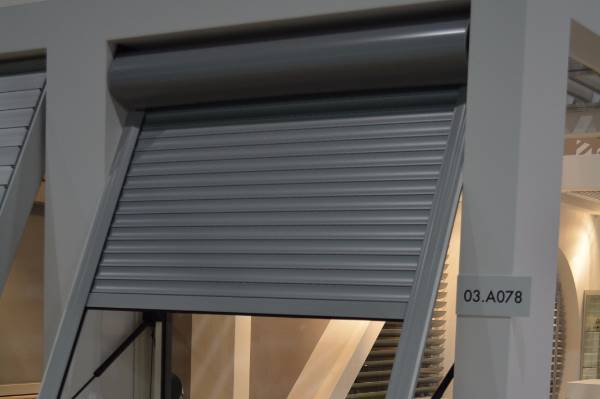 Rulou cu deschidere electrica in balama